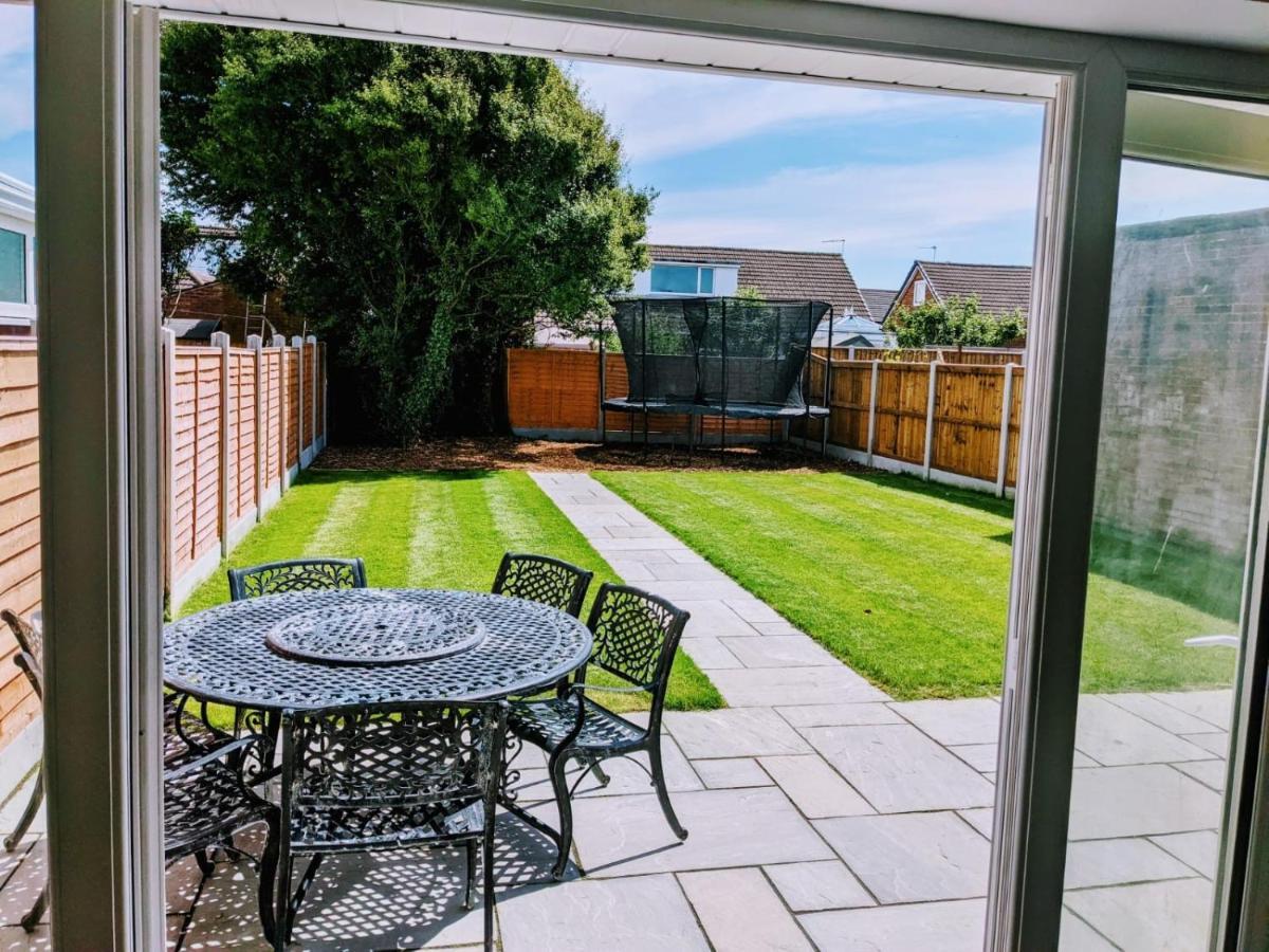 Lovely 3-Bed House In Lytham Saint Annes Lytham St Annes Exteriör bild