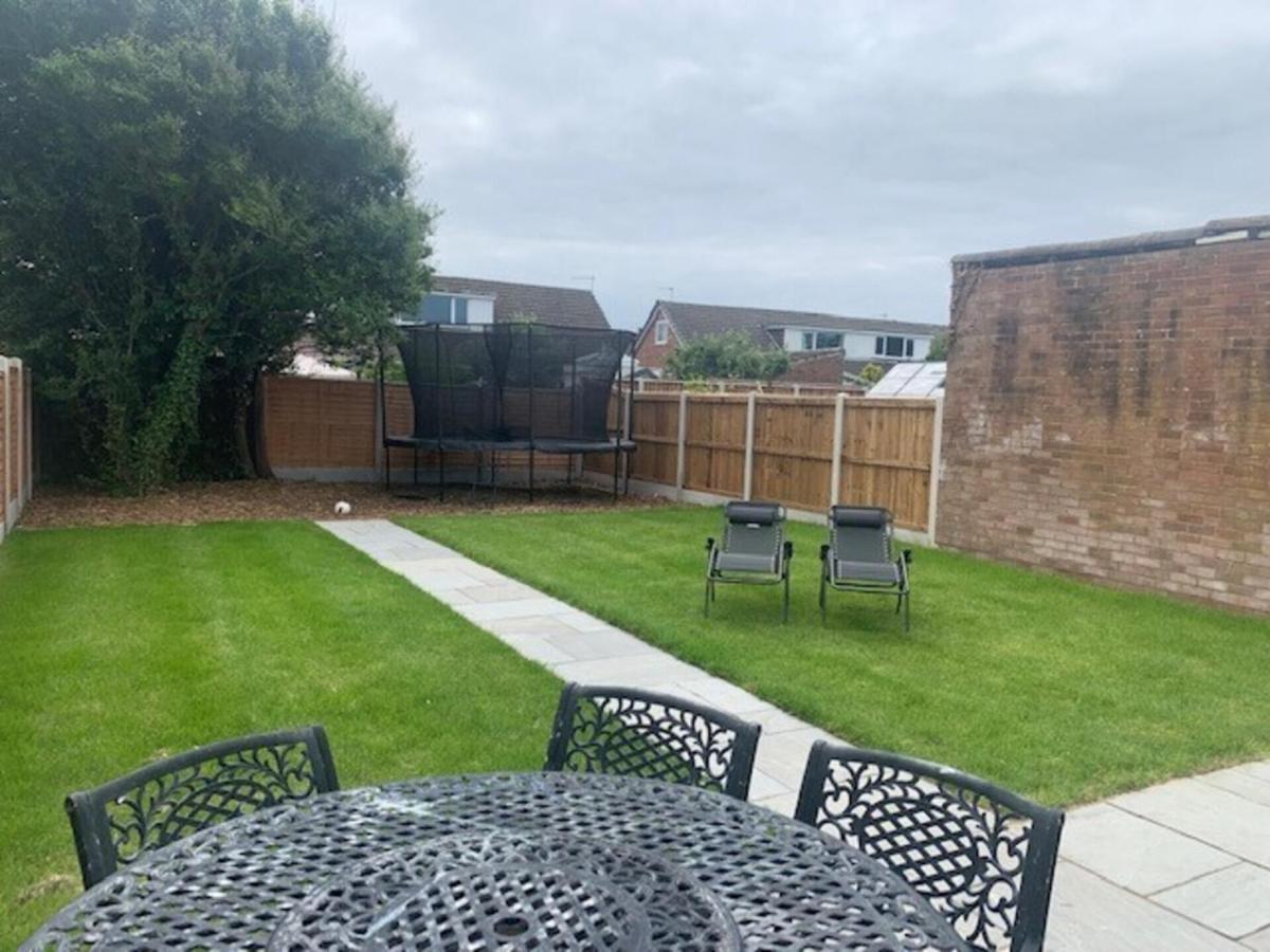 Lovely 3-Bed House In Lytham Saint Annes Lytham St Annes Exteriör bild